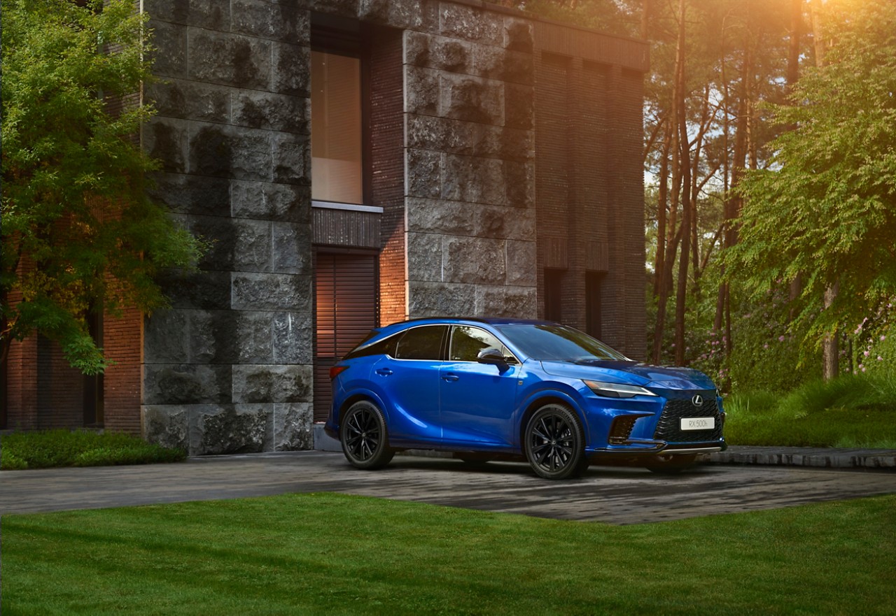 SVETOVNA PREMIERA POVSEM NOVEGA ŠPORTNEGA TERENCA LEXUS RX