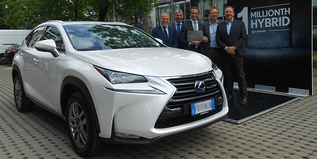 NA CESTO ZAPELJAL MILIJONTI HIBRIDNI LEXUS