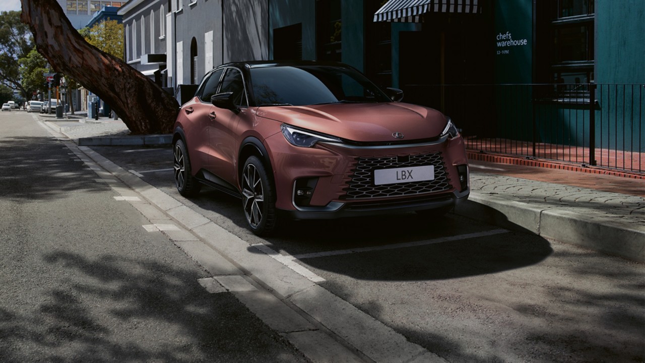Lexus LBX parkiran ob stavbi