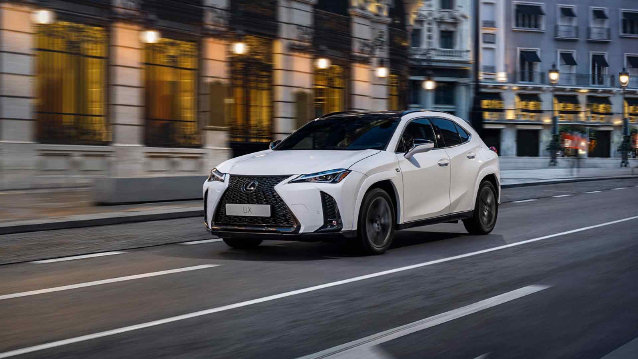 Lexus UX med mestno vožnjo.