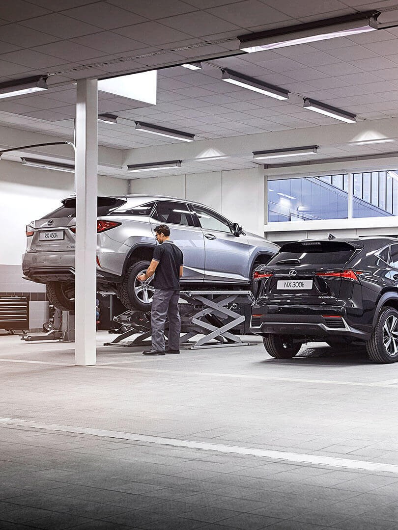 A Lexus mechanic working on a Lexus